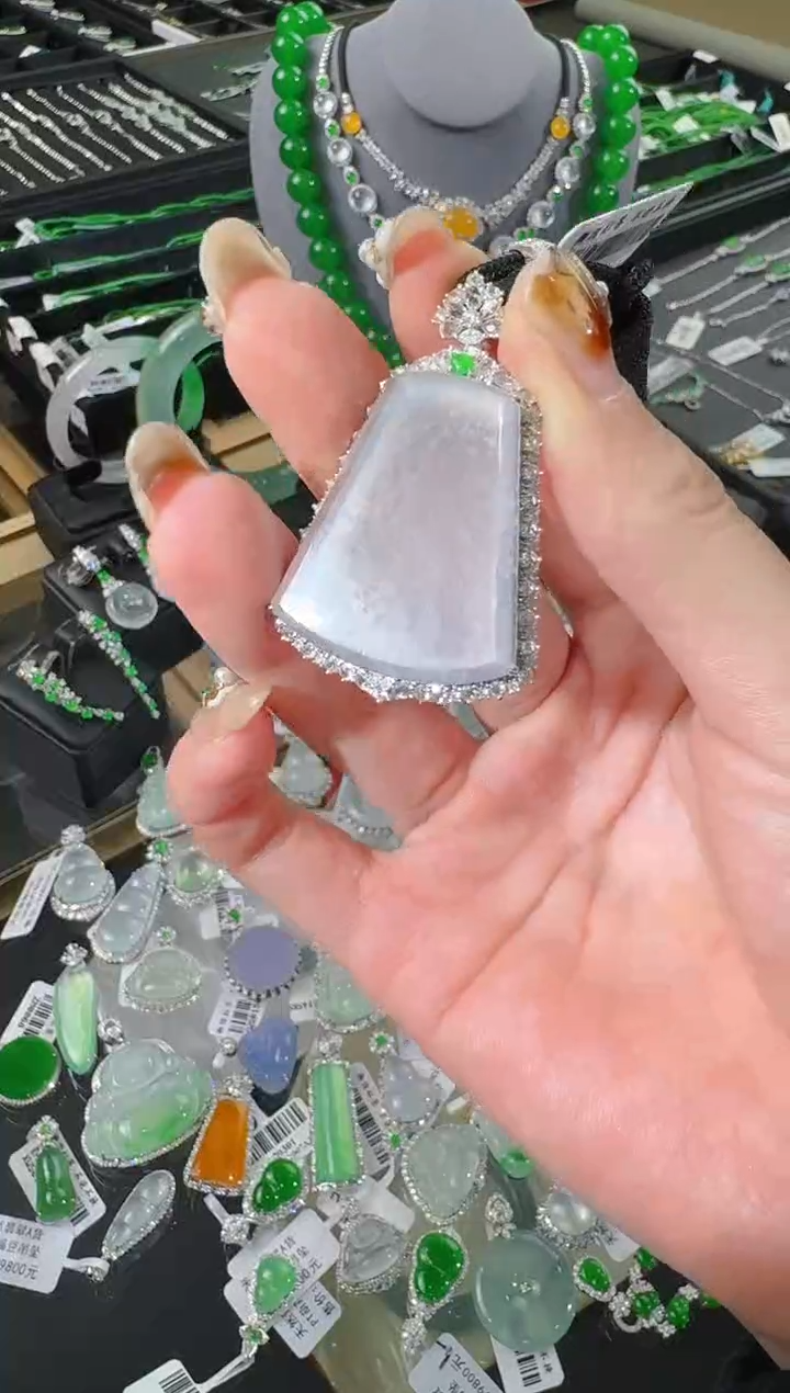 【闪购商品】翡翠吊坠(不含链)18K金镶嵌无事牌