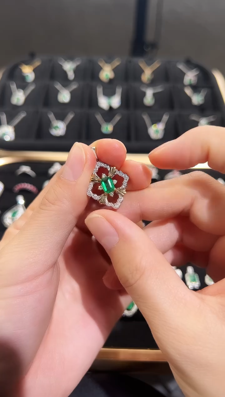 【闪购商品】祖母绿吊坠(不含链)18K金镶嵌祖母绿吊坠