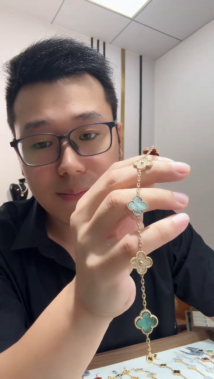 手链18K金镶嵌钻石好*呢灰贝隔钻手链GHJ