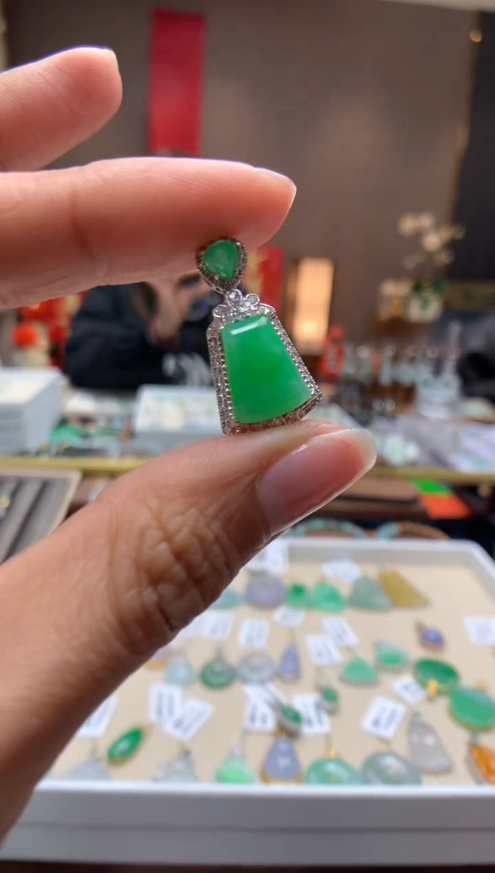 【闪购商品】翡翠颈饰18K金镶嵌无事牌