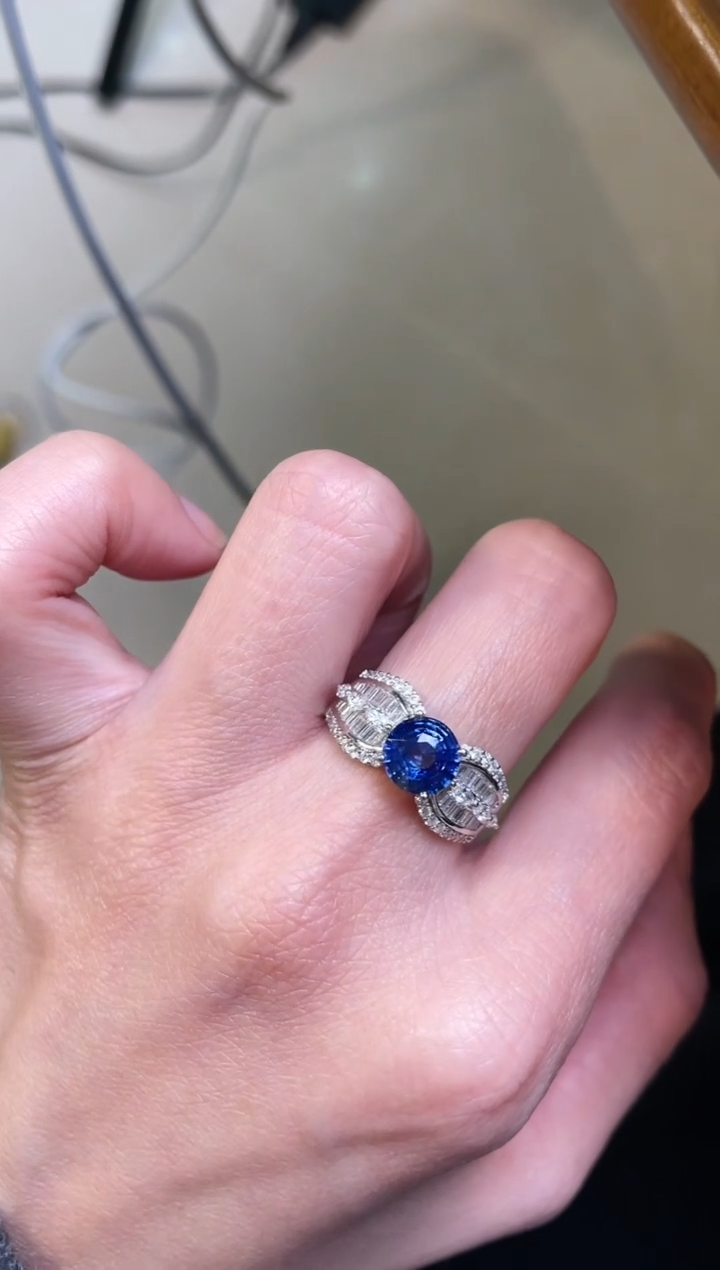 【闪购商品】蓝宝石戒指18K金镶嵌皇家蓝主石：1.58ct