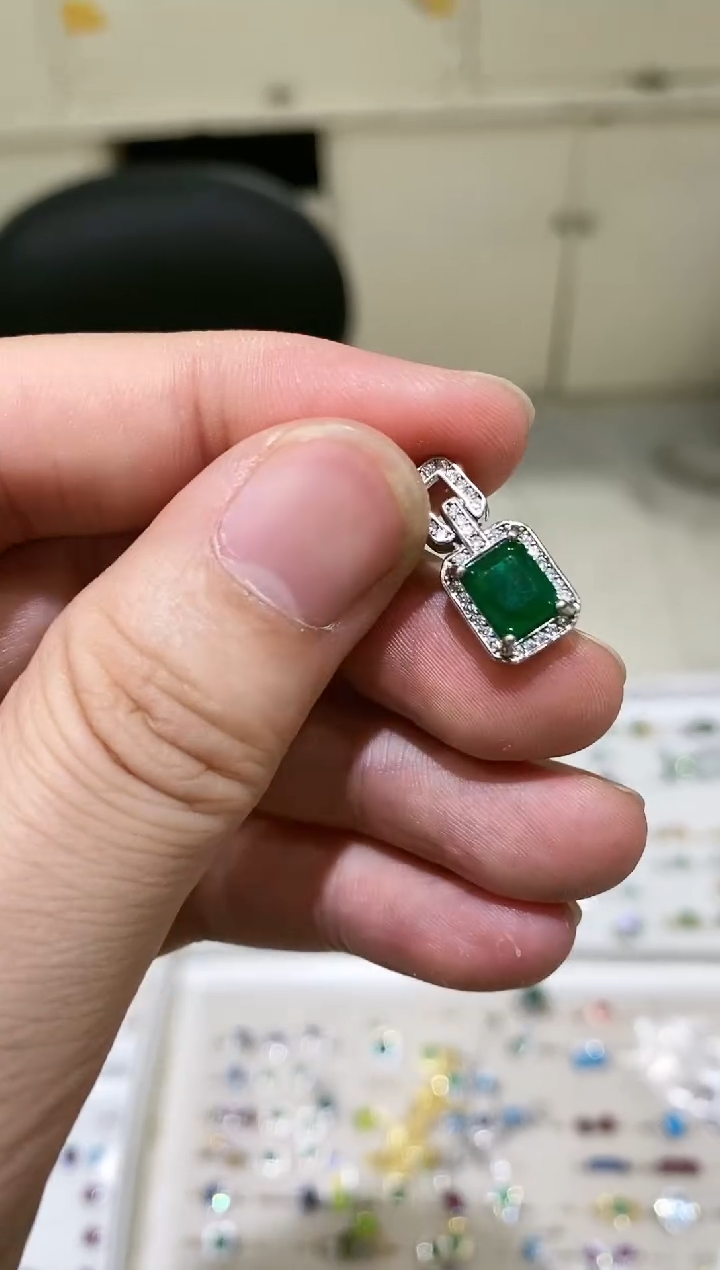 【闪购商品】祖母绿颈饰银S925镶嵌吊坠