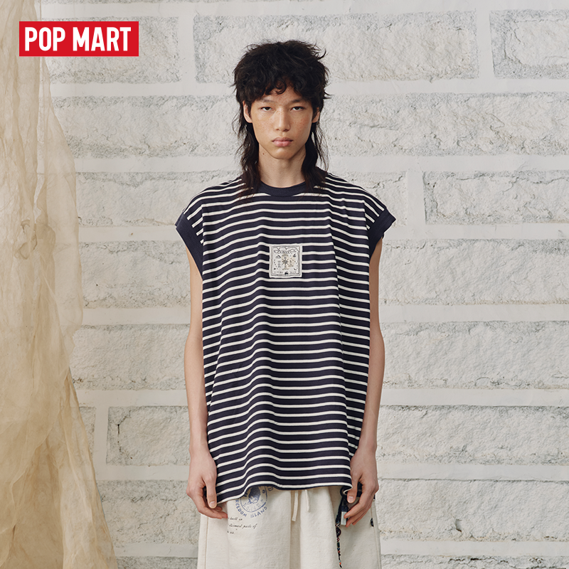泡泡玛特Hirono Living Wild-海极之歌领航扁机领无袖T恤蓝色条纹