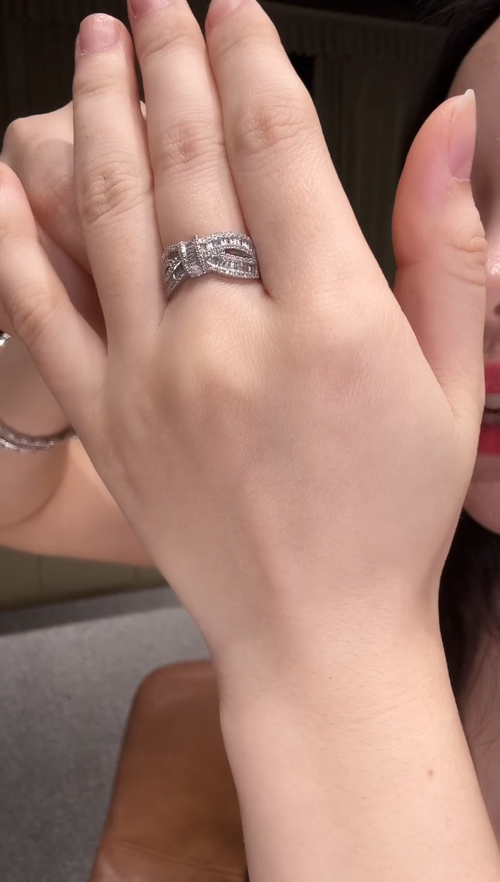 18K金镶嵌戒指钻石蝴蝶结