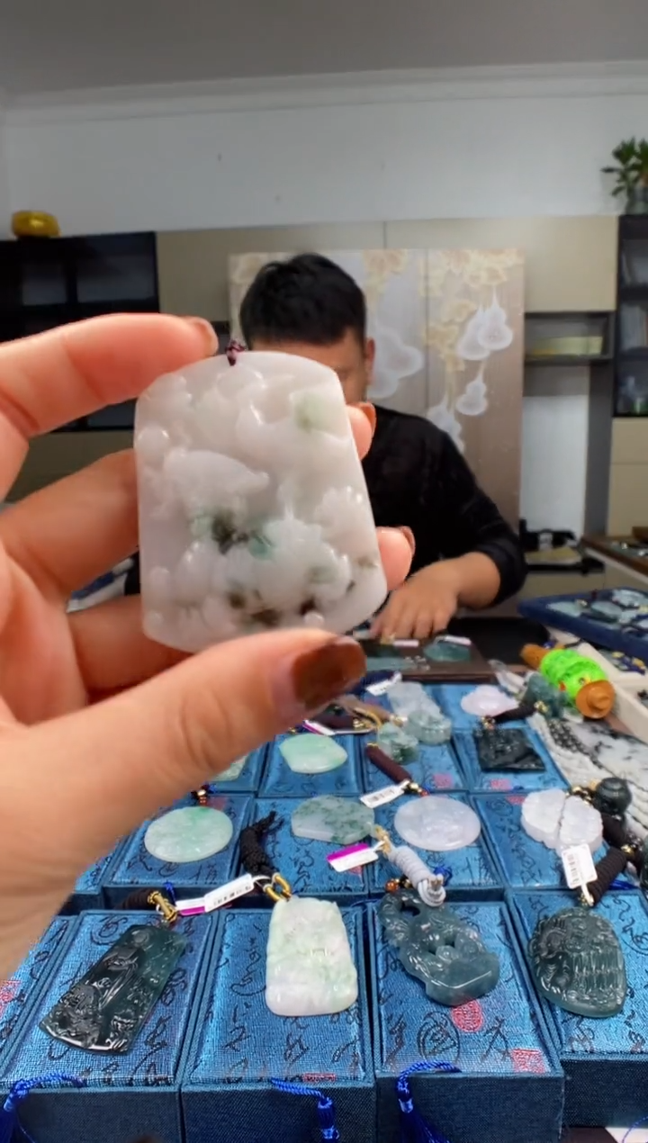 颈饰未镶嵌翡翠 多样性发其一