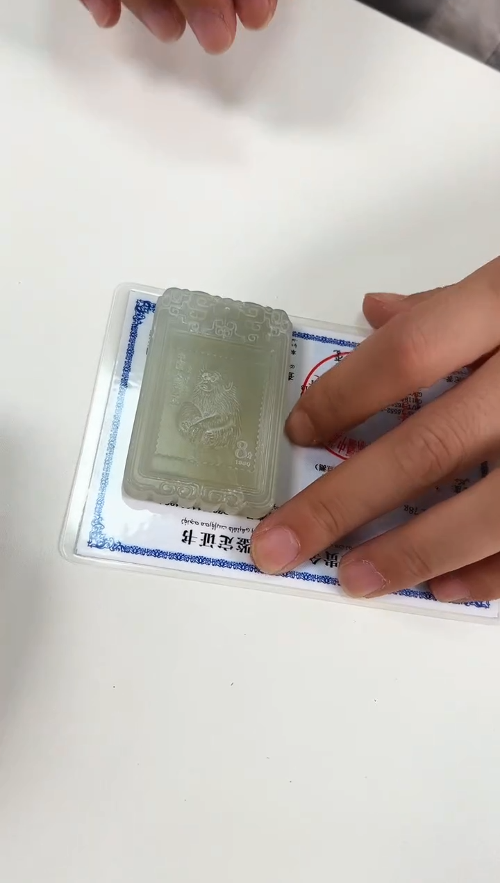 脖子上喜欢挂玉牌（猴玉）