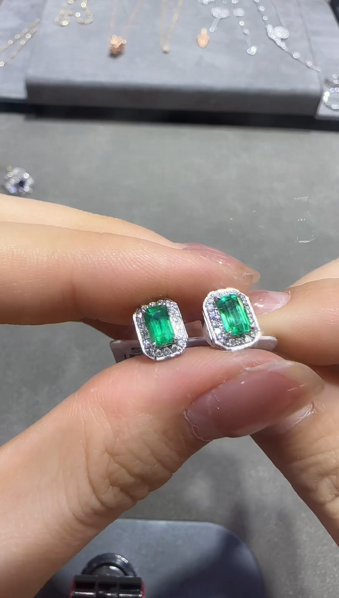 【闪购商品】祖母绿/18K金镶嵌方耳钉