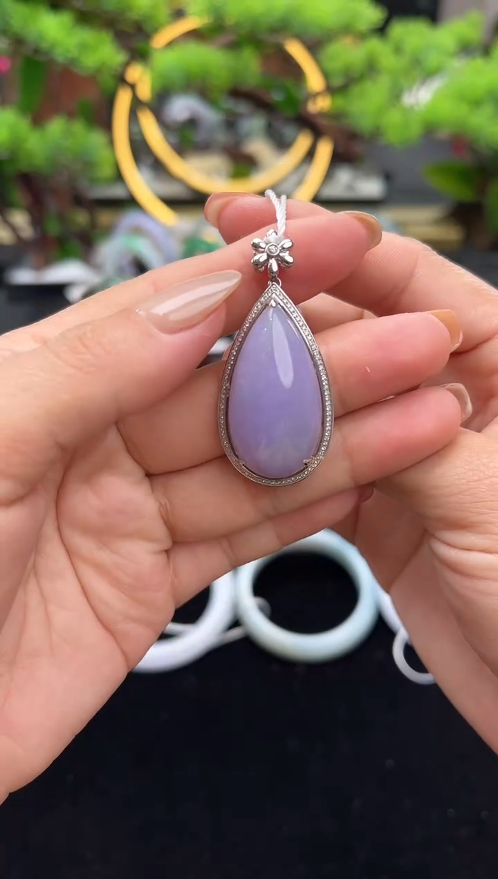 颈饰18K金镶嵌翡翠吊坠