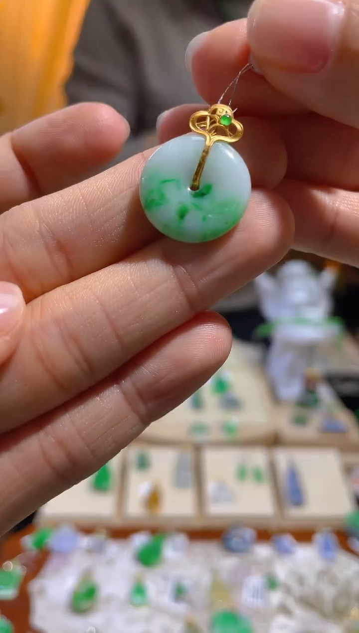 【闪购商品】翡翠颈饰18K金镶嵌假一赔三