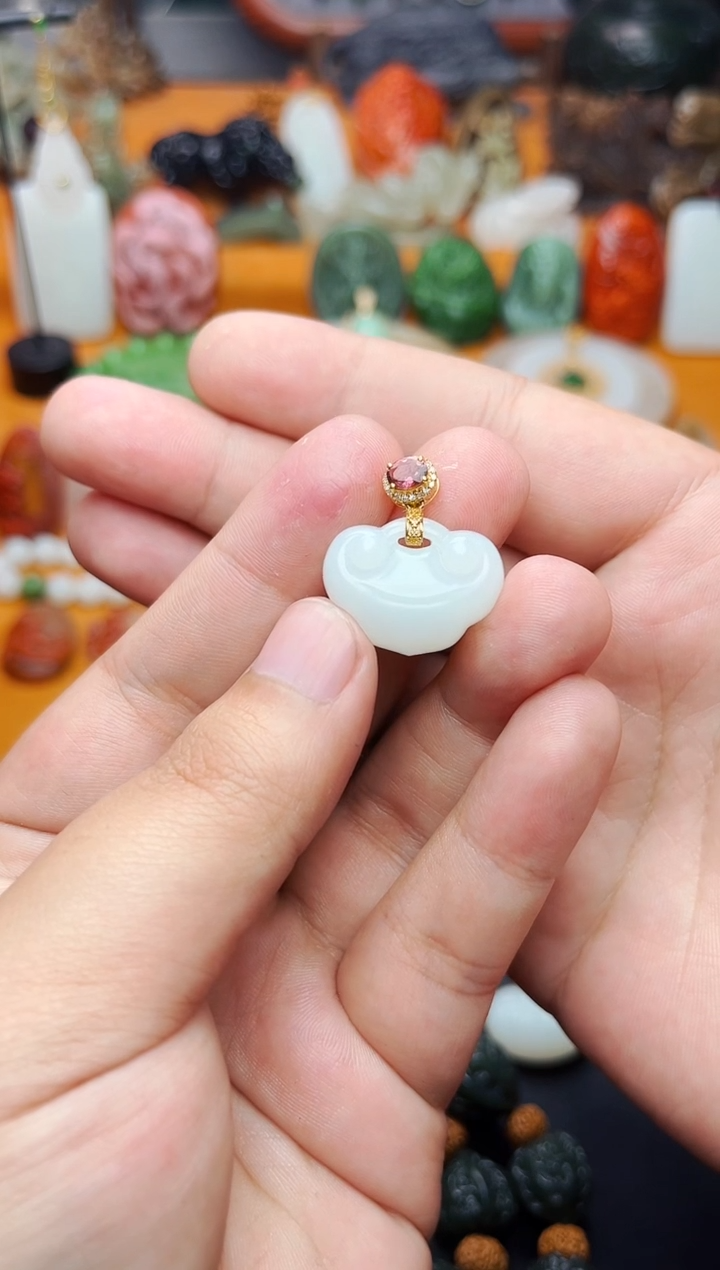 【闪购商品】和田玉颈饰18K金镶嵌如意锁01