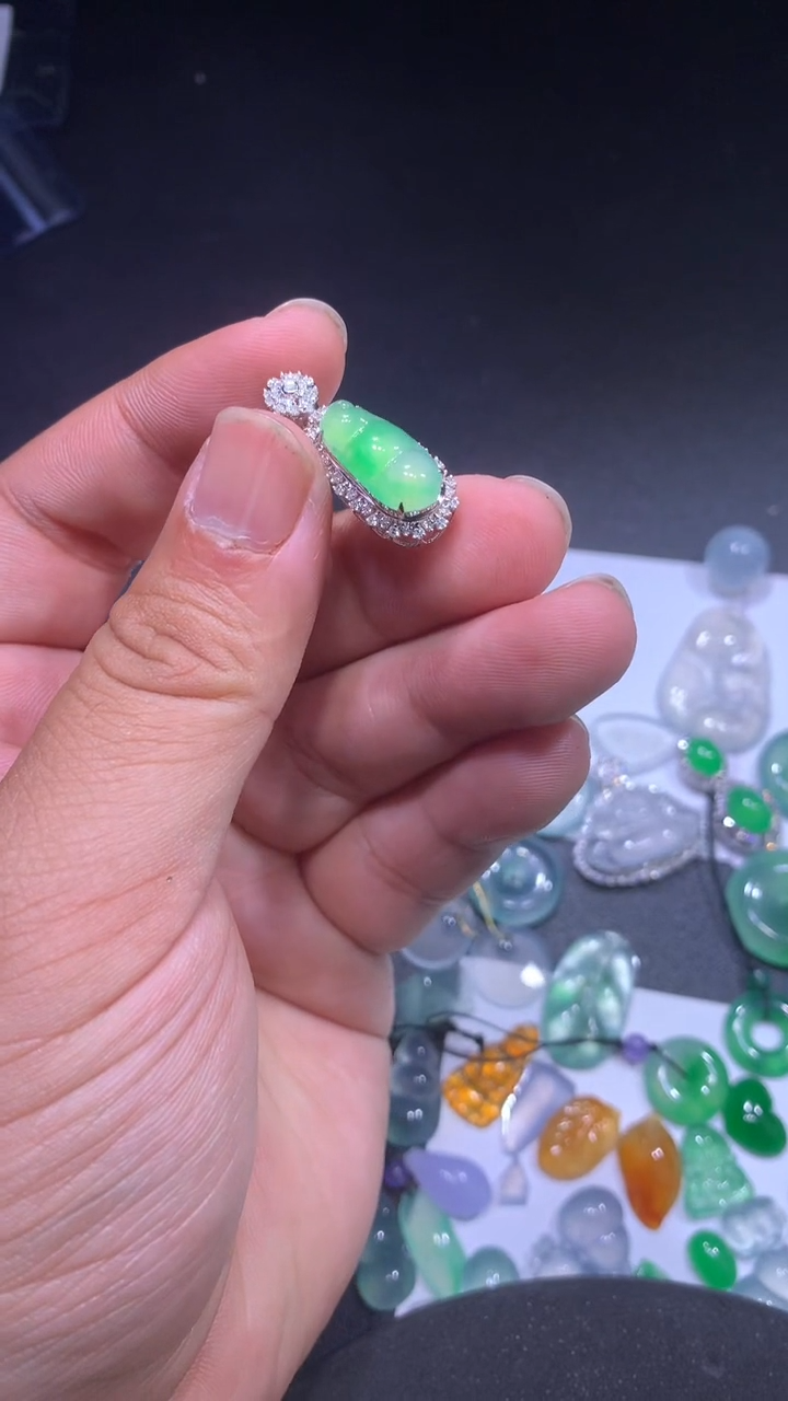 颈饰18K金镶嵌翡翠豆子