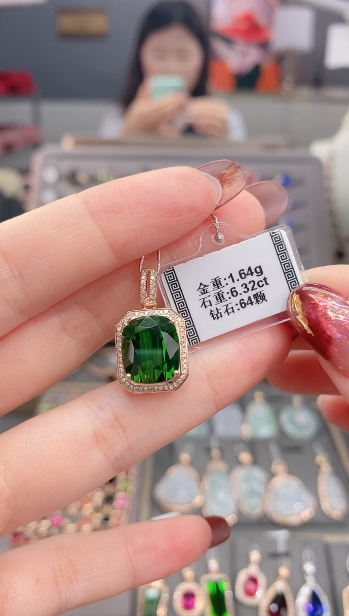 颈饰18K金镶嵌碧玺6.32