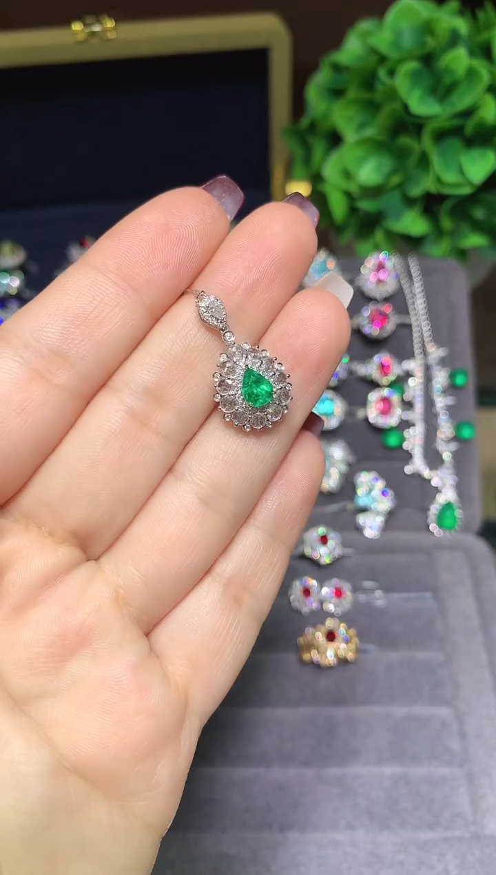 吊坠(不含链)18K金镶嵌祖母绿0.58ct