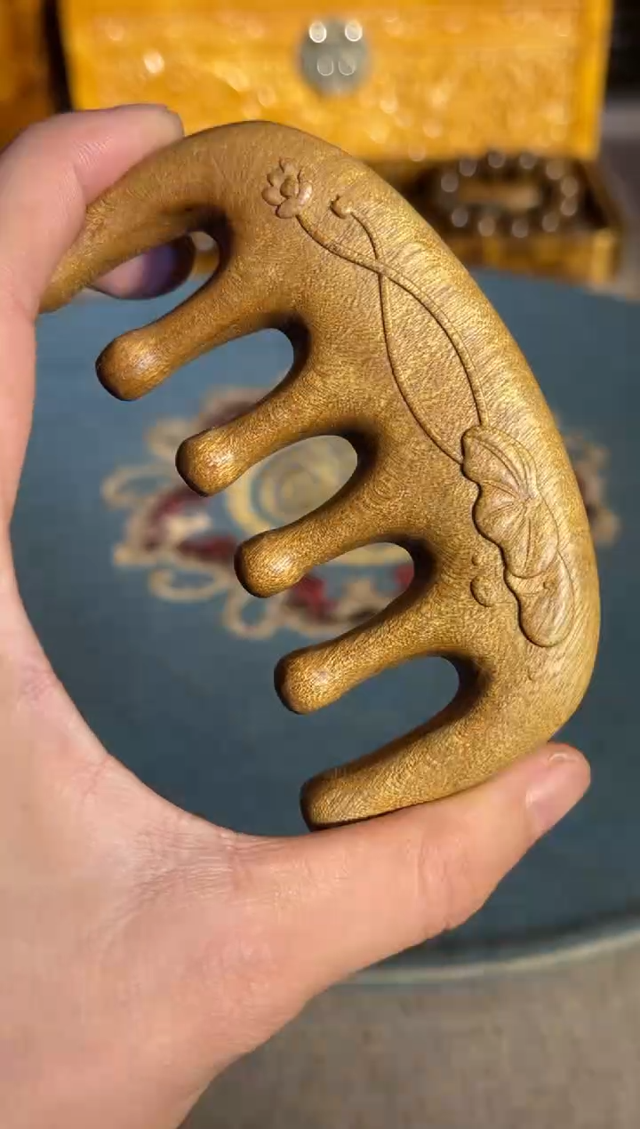 乌木类成套家具金丝楠木荷花半月梳/单把 15