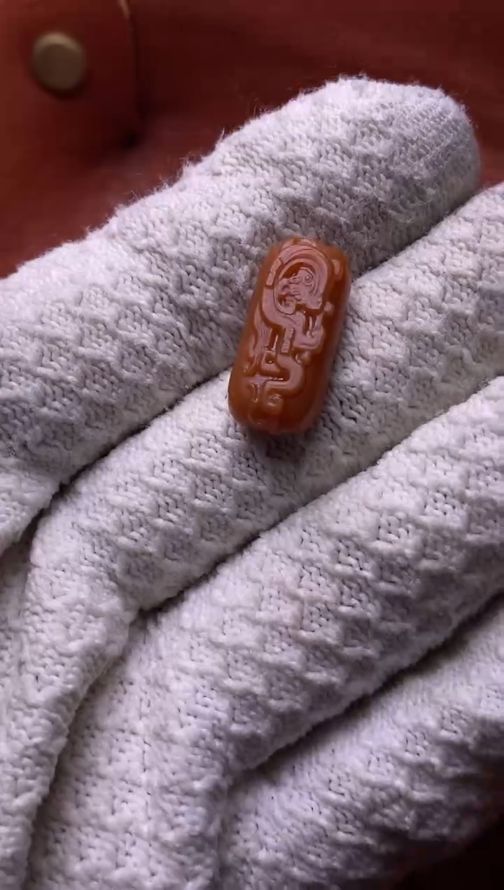 南红玛瑙颈饰未镶嵌仿古龙背云