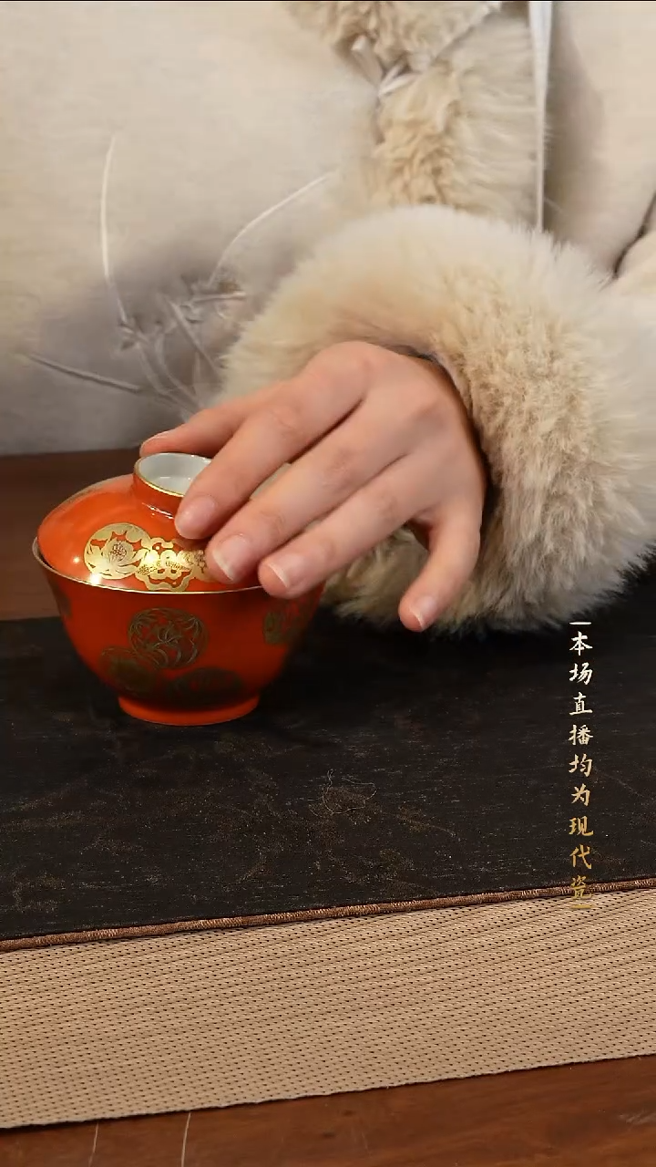 宁封窑中国红描金皮球花盖碗