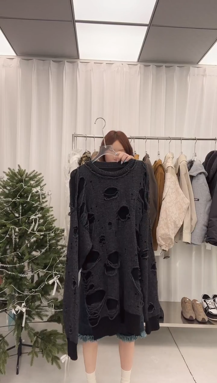 编号059 意大利破洞款设计感毛衣  待开价