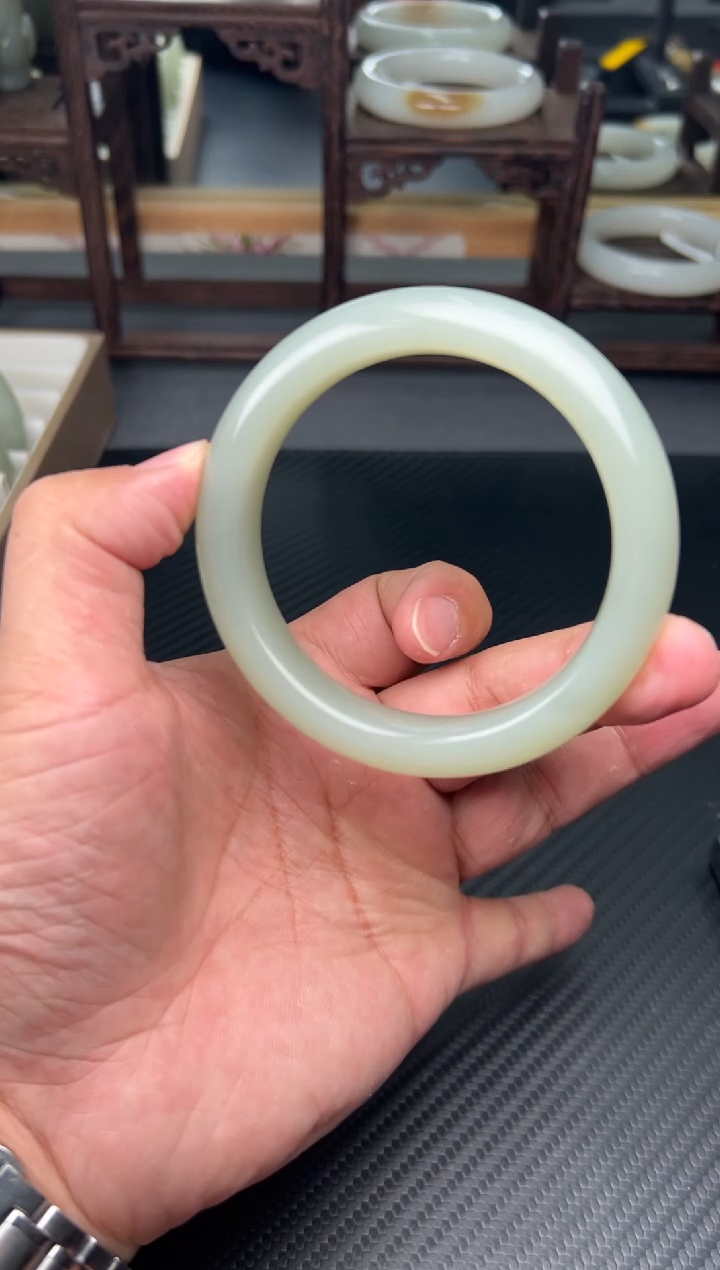 未镶嵌手镯和田玉且末微色差近矿60H