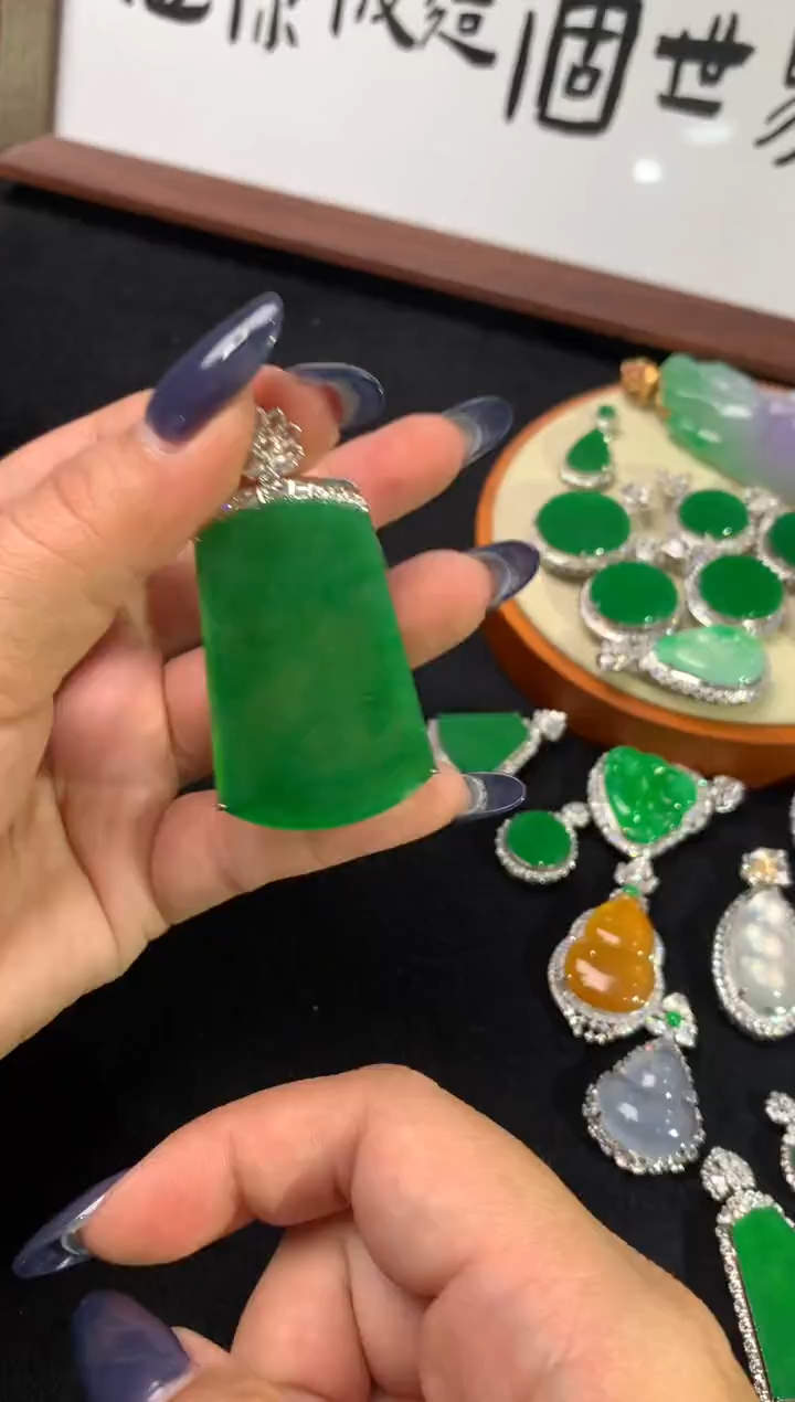 【闪购商品】翡翠颈饰18K金镶嵌浓阳绿无事牌