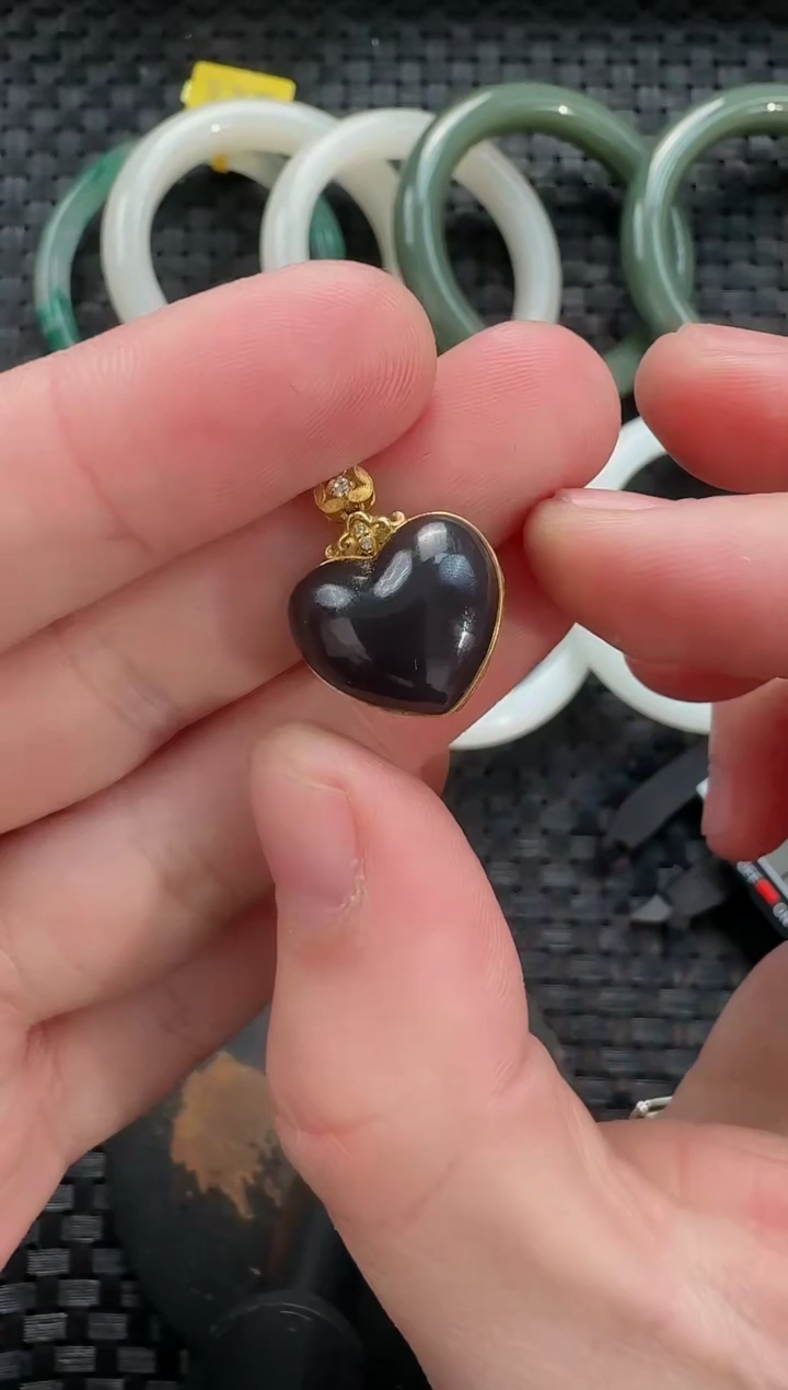 颈饰18K金镶嵌和田玉烟紫心形