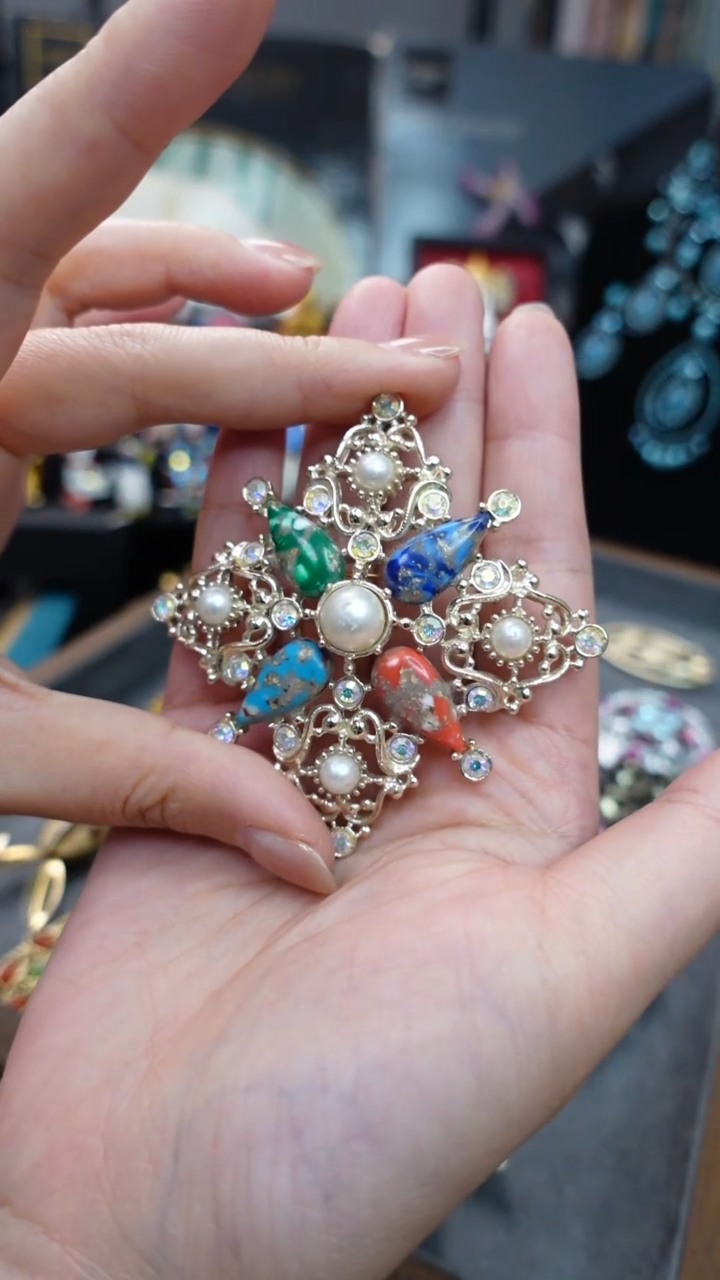 大理石铁合金虞**?胸针