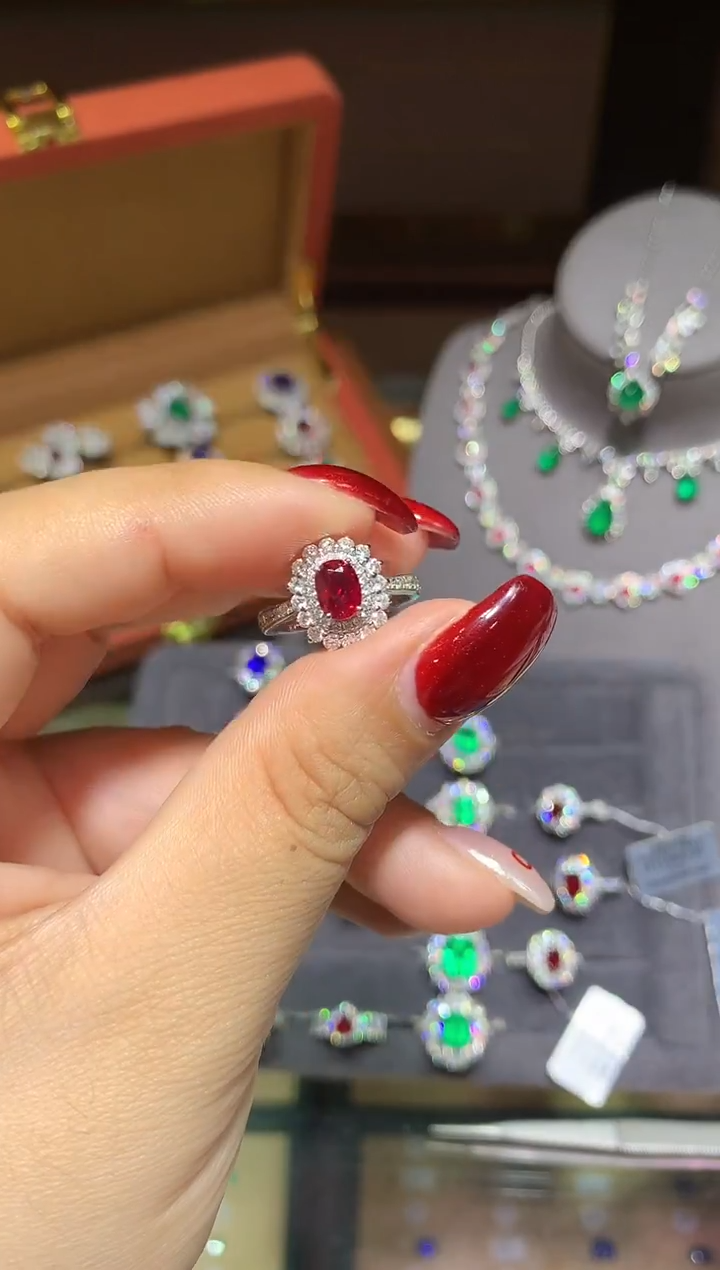 18K金镶嵌戒指红宝石1.02ct