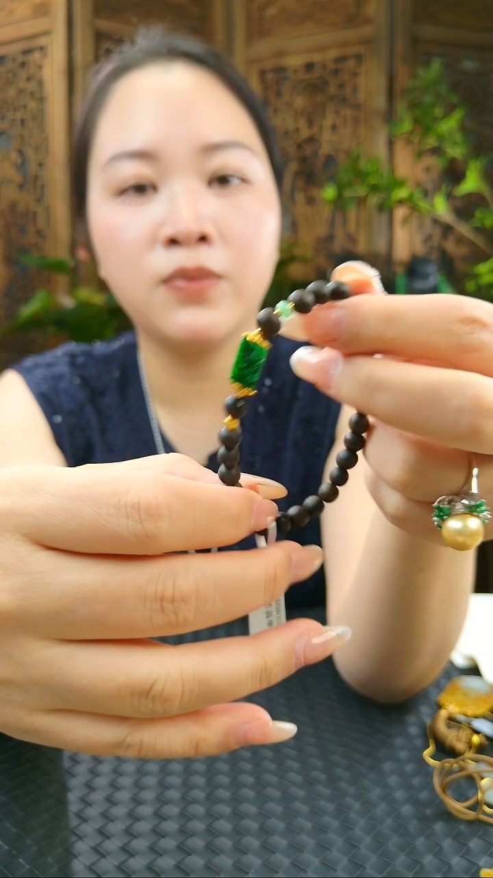 颈饰未镶嵌翡翠手串
