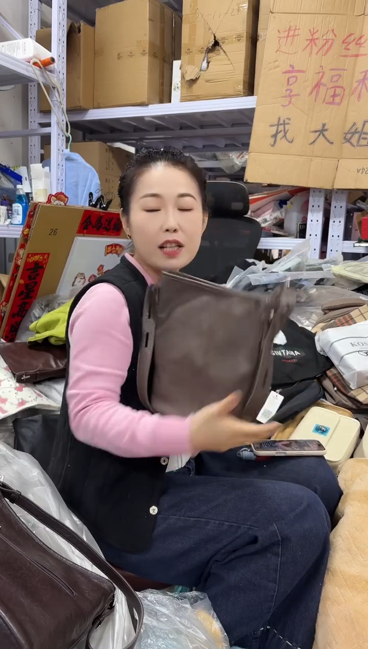 PVC点点小红心 没关注的关注一下主播