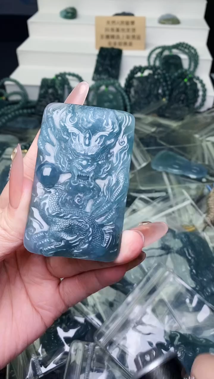 颈饰未镶嵌翡翠 