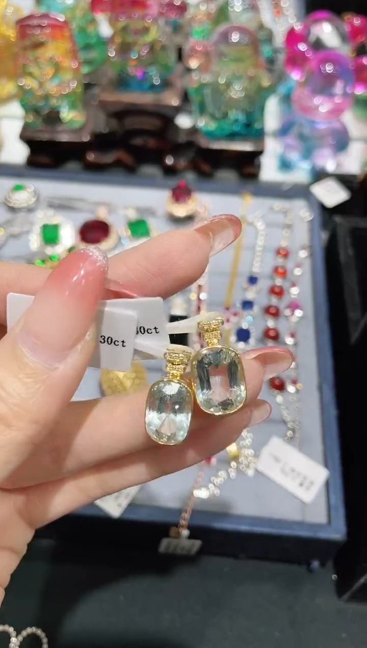 18K金镶嵌吊坠(不含链)海蓝宝石多样性发其一