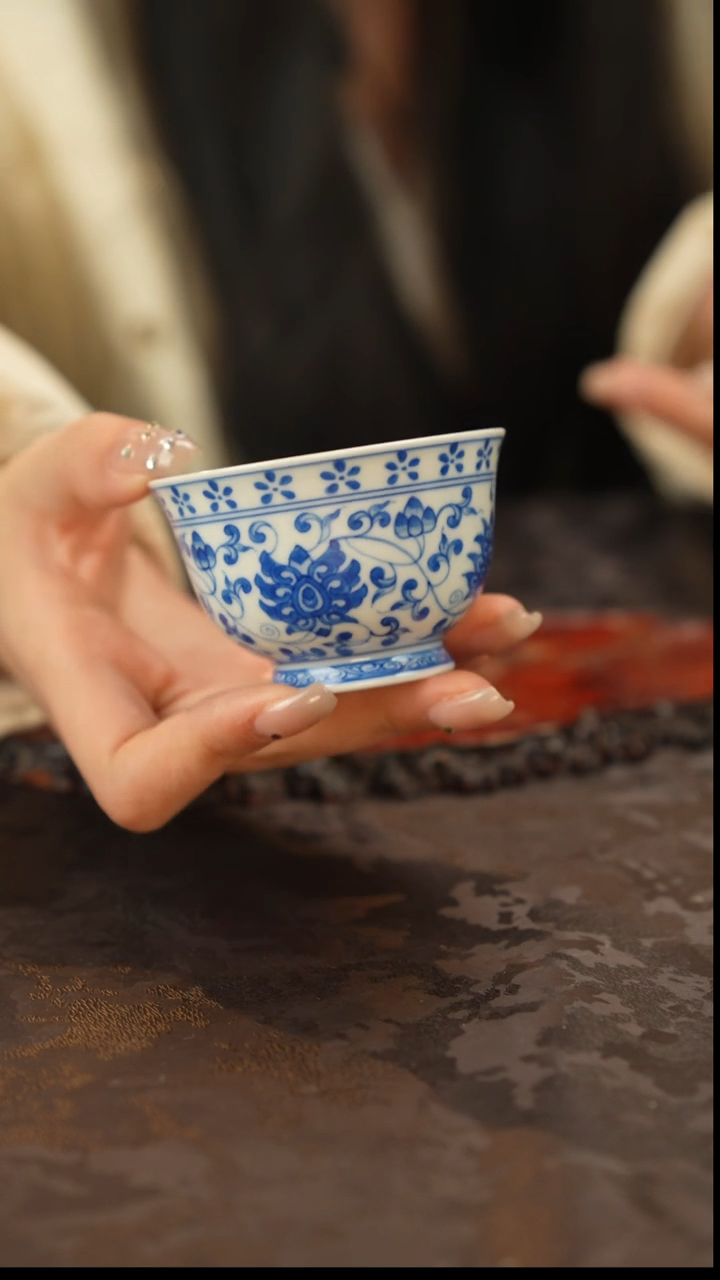 青花手绘缠枝莲主人杯