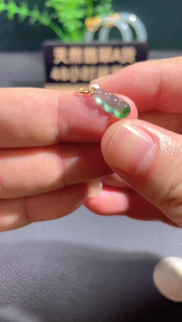 翡翠18K金镶嵌颈饰翡翠