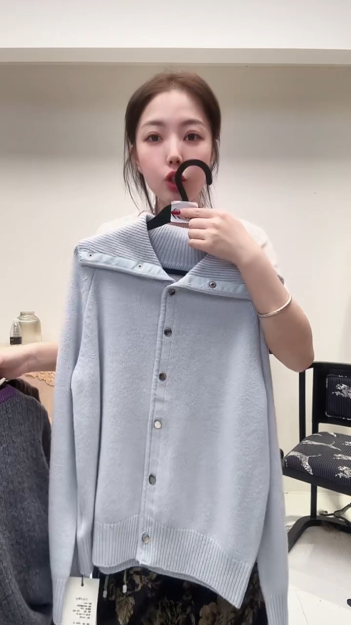 湖蓝色大翻领羊毛衫