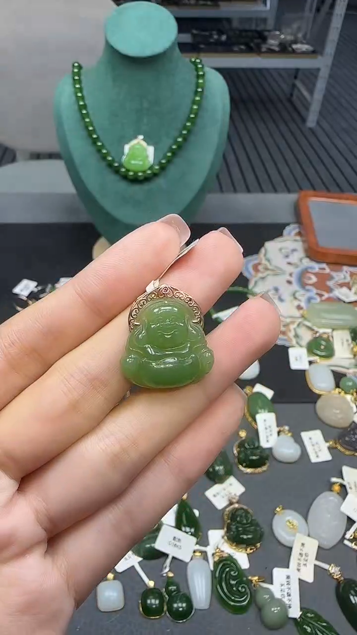18K金镶嵌和田玉挂件1