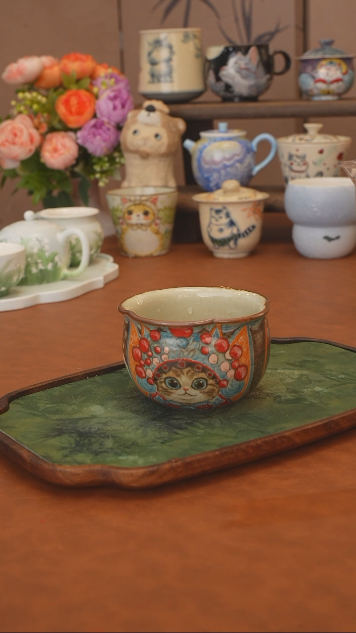 唐行举 京剧猫猫花口手握杯