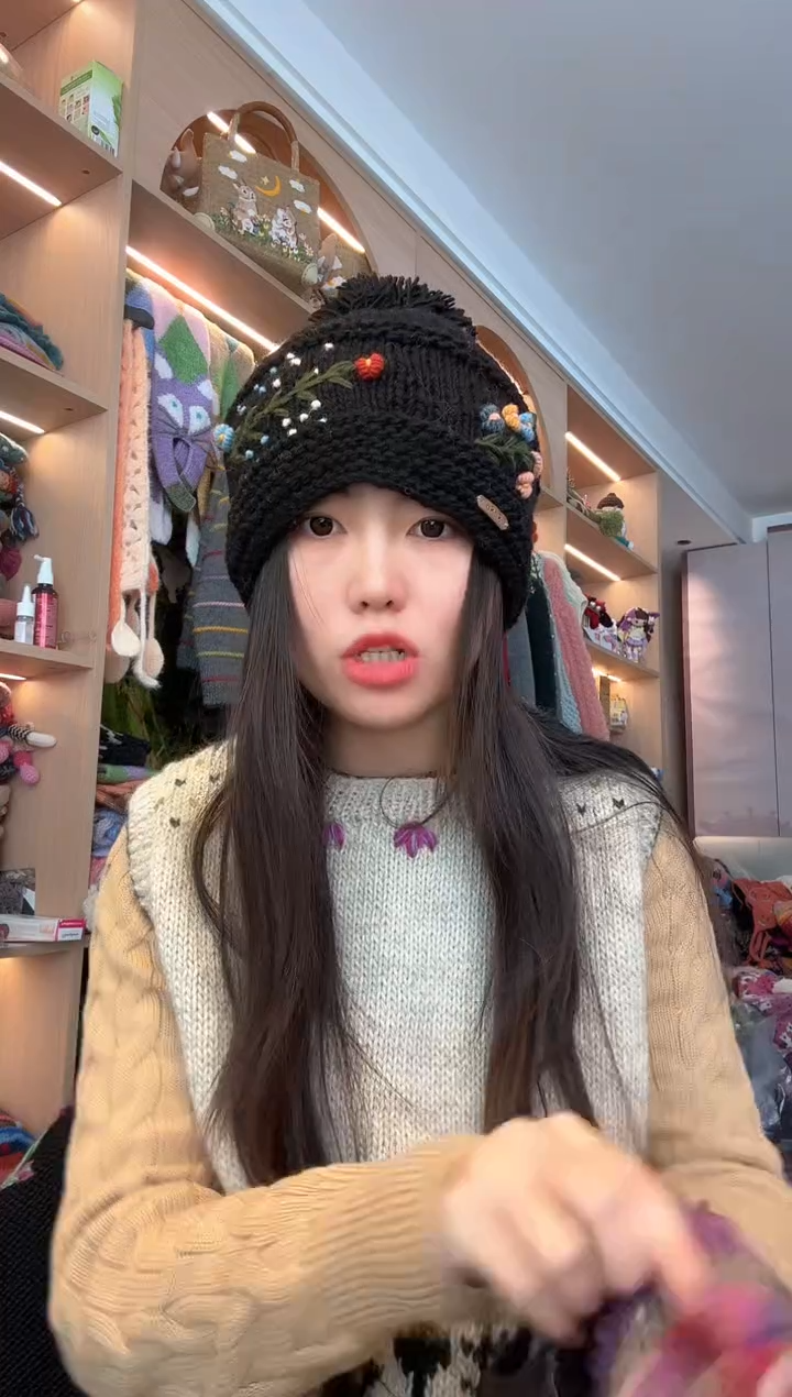 羊毛黑色刺绣单球帽