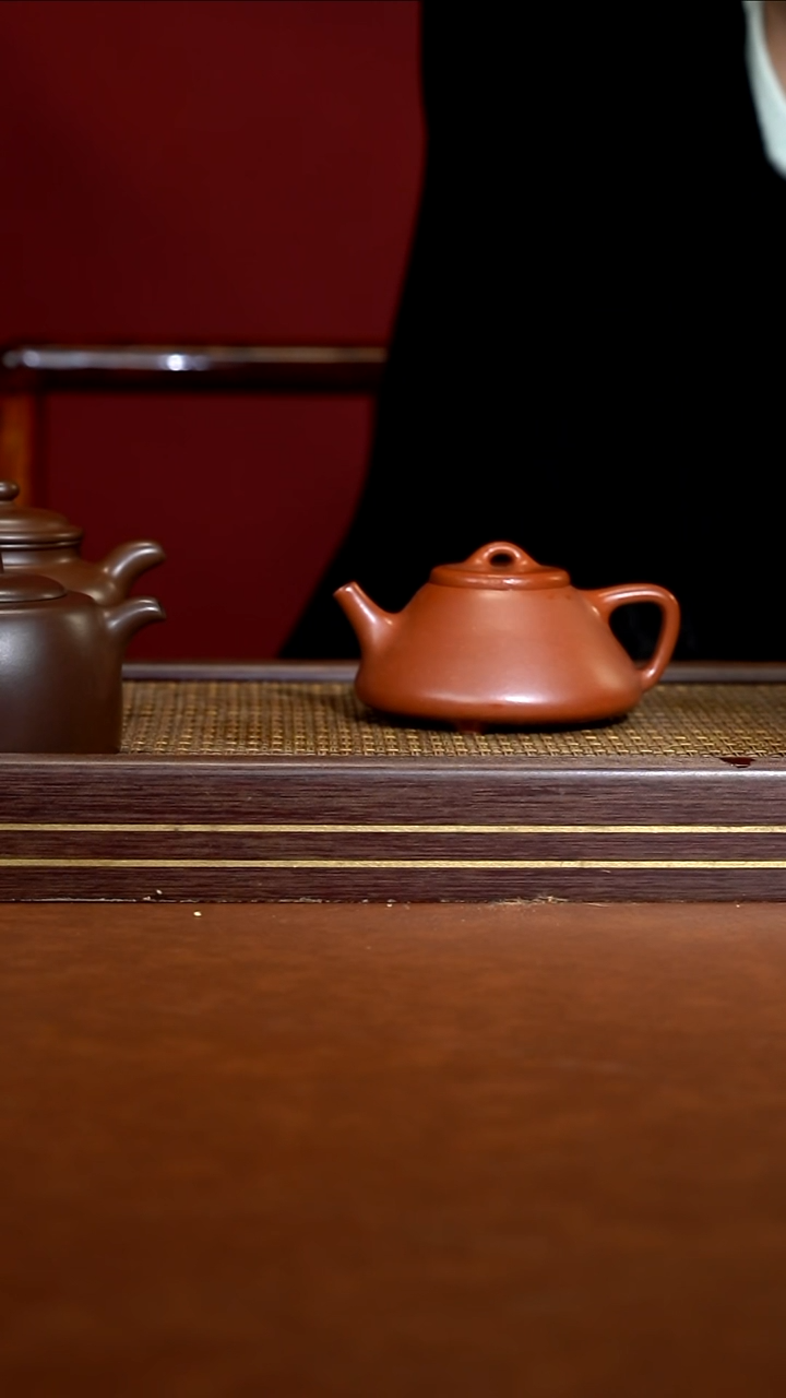茶壶紫砂  LY    红降坡   子冶石瓢      240cc