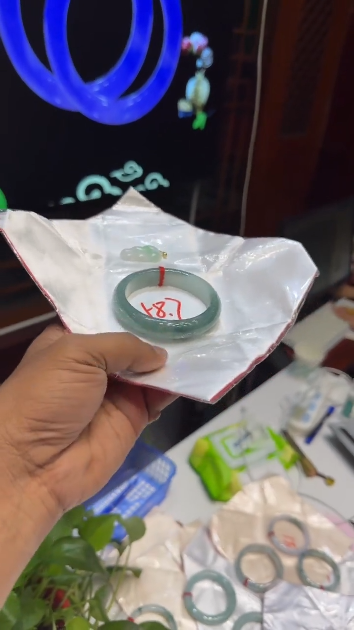 翡翠手镯未镶嵌手镯