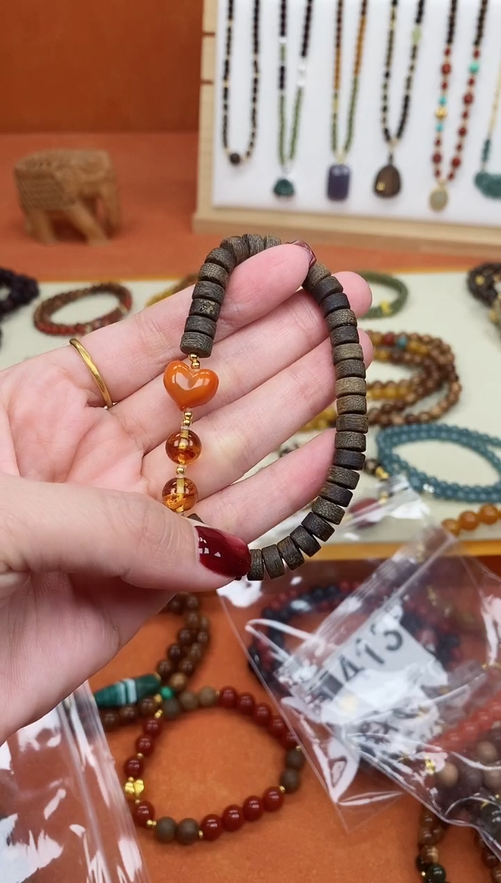 手串檀香木未镶嵌单圈片片莺歌绿屁桃手串