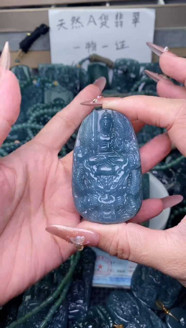 翡翠未镶嵌颈饰          