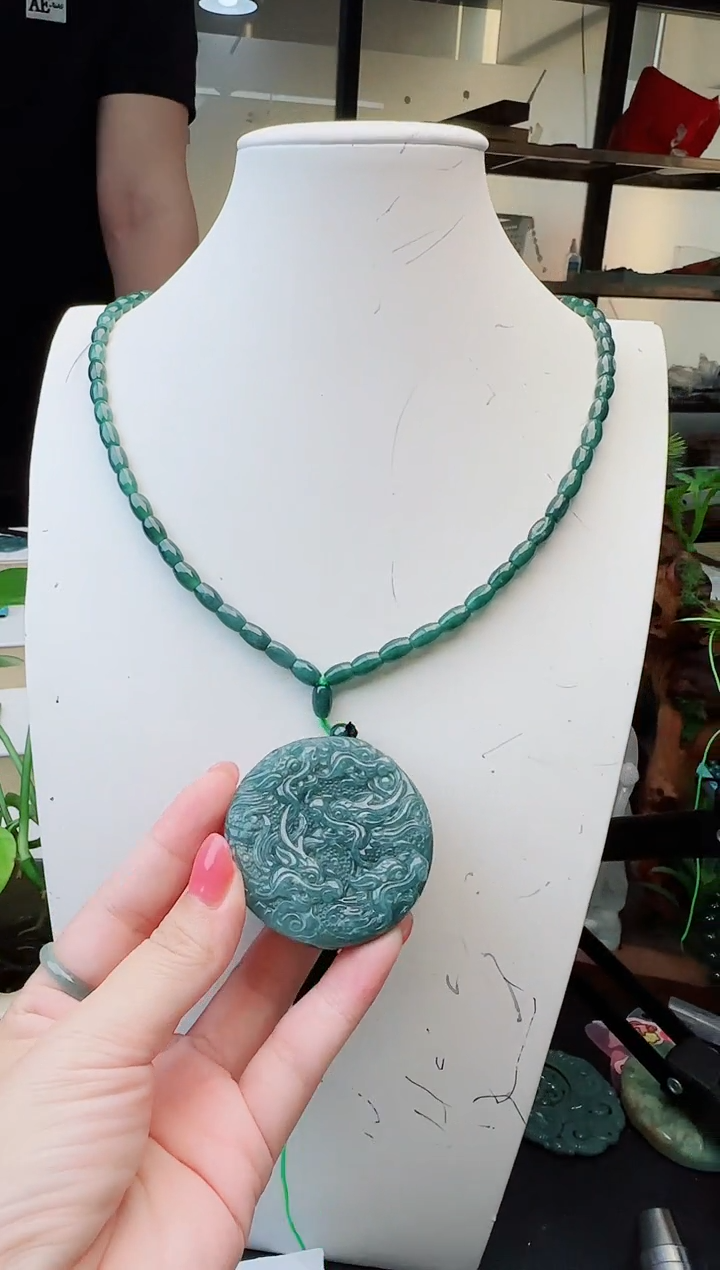 翡翠未镶嵌颈饰多样性发货其中一件