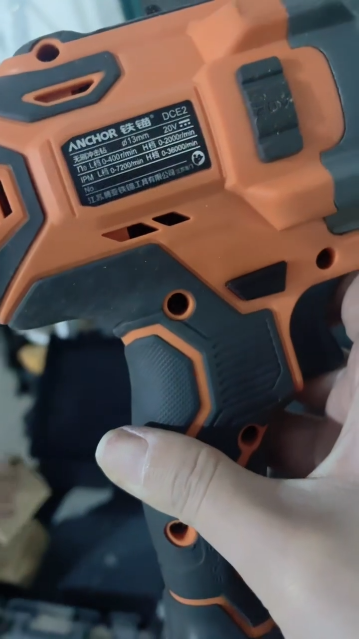 铁锚DCE2-B2 无刷冲击钻 （20V4AH） （两电一充 塑盒1:4）