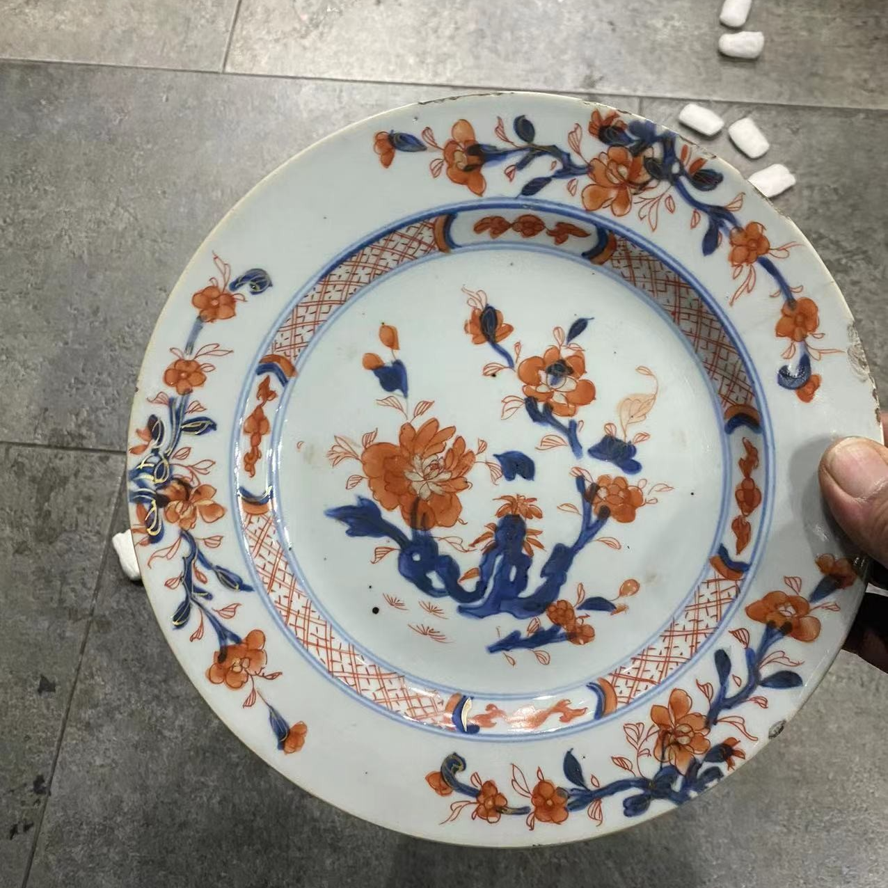 青花加彩矾红折沿盘