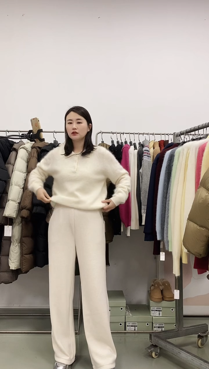 白色翻领针织衫130斤以内