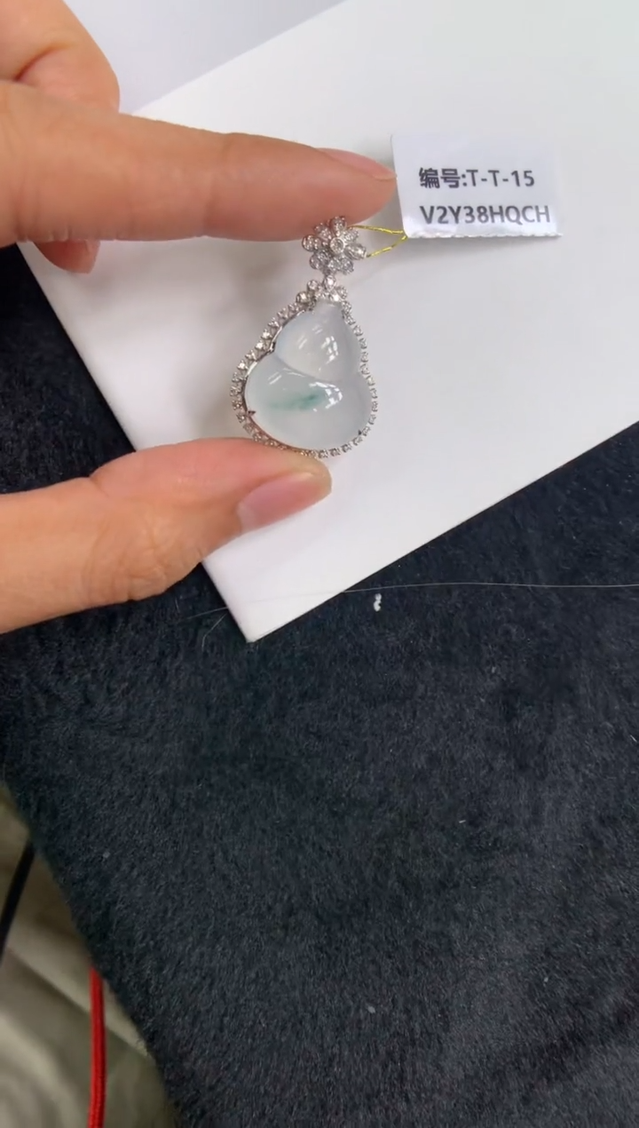 颈饰18K金镶嵌翡翠葫芦