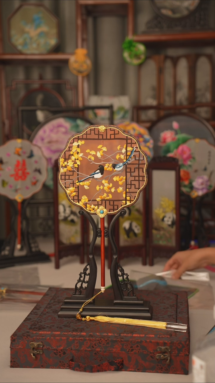 扇子苏绣作品手工团扇