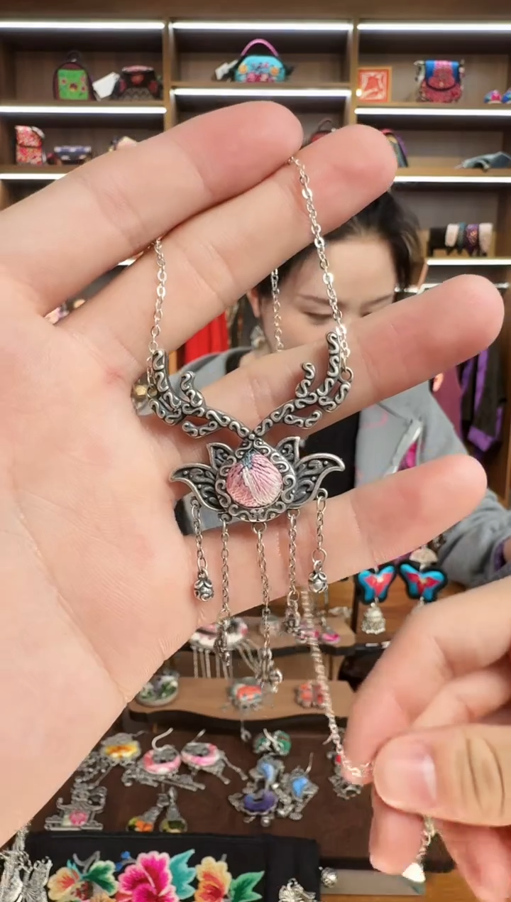 【闪购商品】织绣137蒙阿苏苗绣传承
