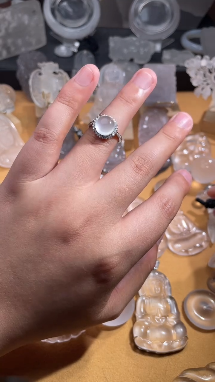 未镶嵌石英质玉戒指无