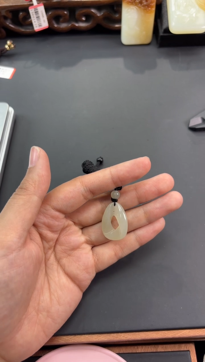 【闪购商品】和田玉吊坠(赠链)未镶嵌且末微色差近矿吊坠L