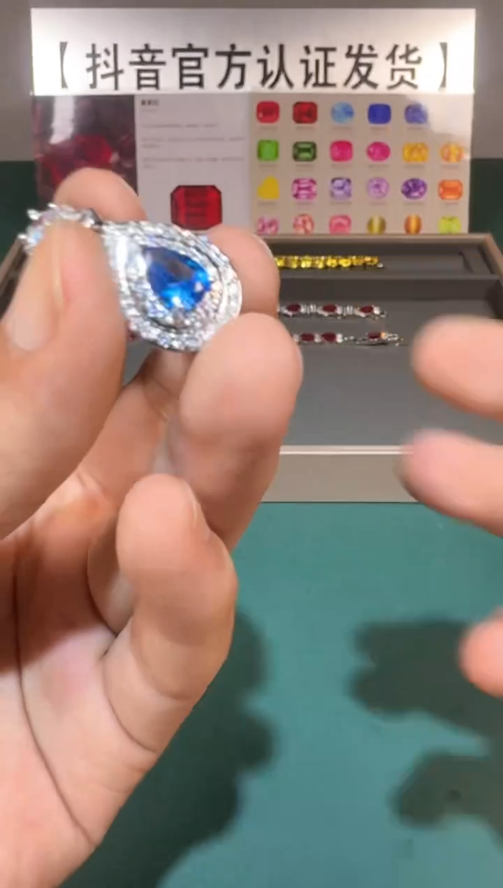 蓝宝石颈饰18K金镶嵌1